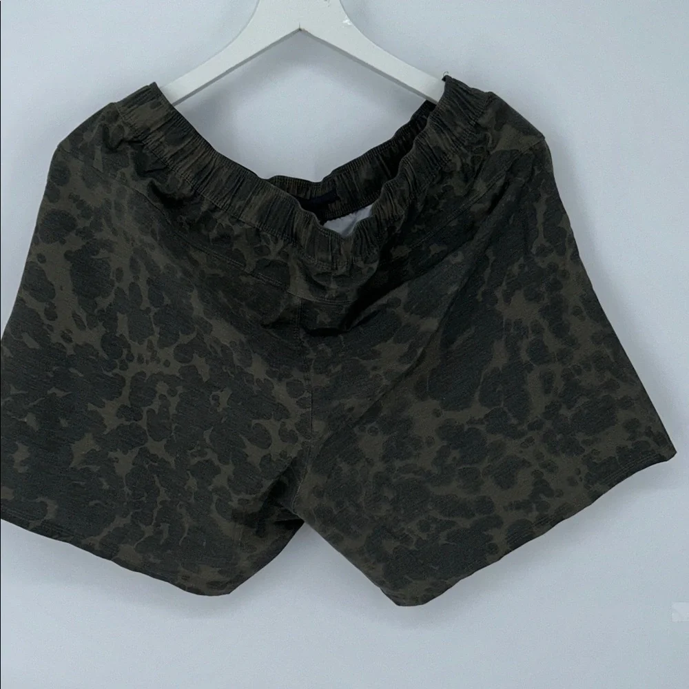 Vuori Men’s Camo Athletic Shorts Olive Green Size L Performance Lined - Picture 6 of 12